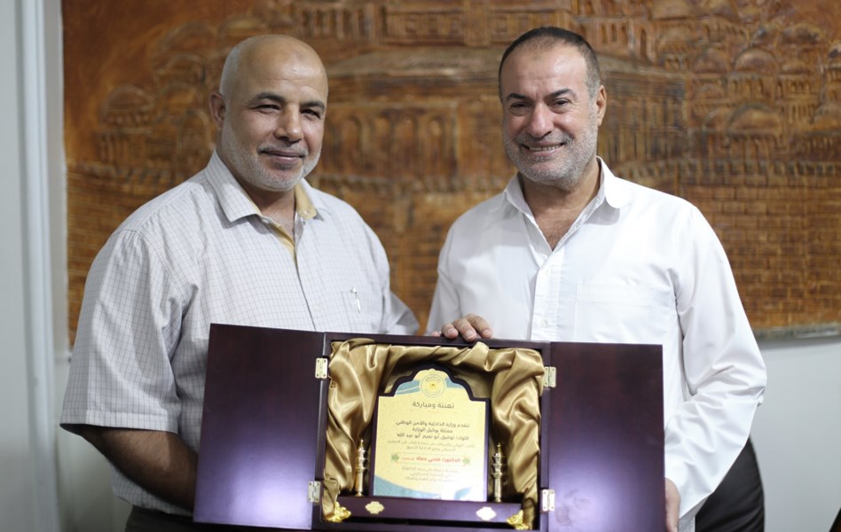 قيادة "الداخلية" تُهنئ الوزير السابق "حماد" بنيله درجة الدكتوراة