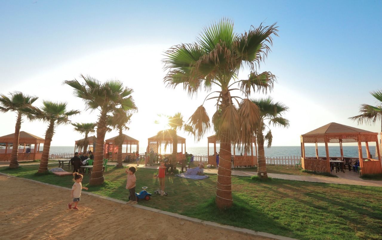 صور من استجمام المواطنين على شاطئ البحر خلال الإجازة الأسبوعية