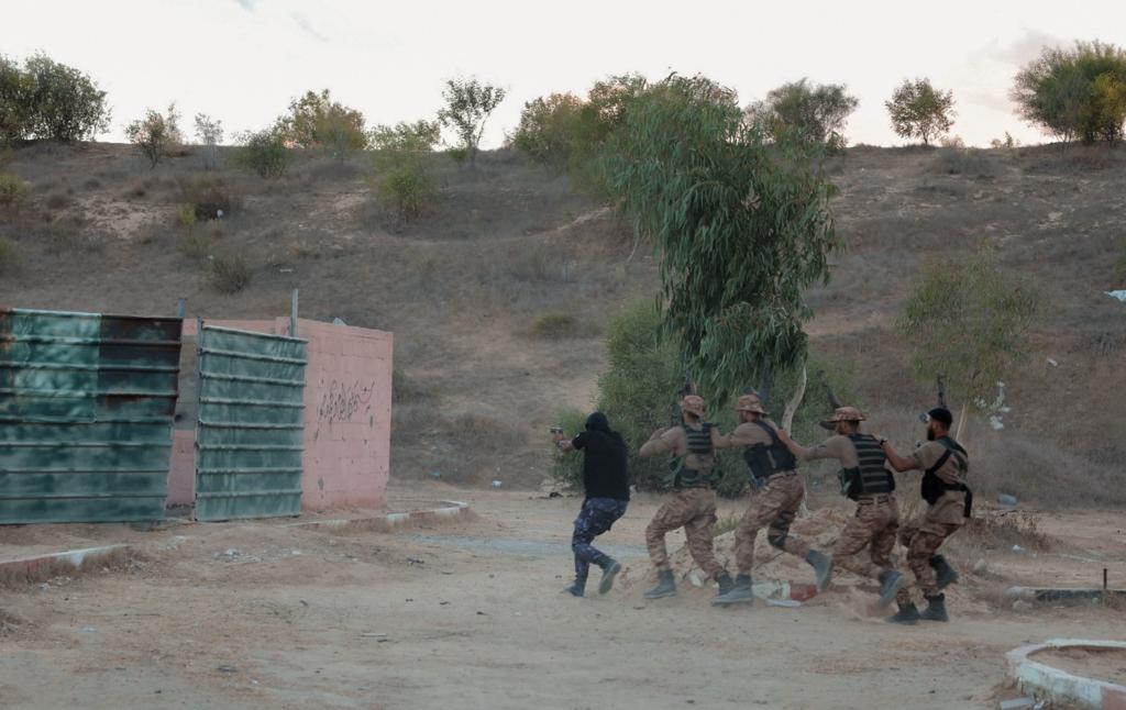 مناورة تدريبية لطلاب "دورة الصاعقة" بكلية الرباط 