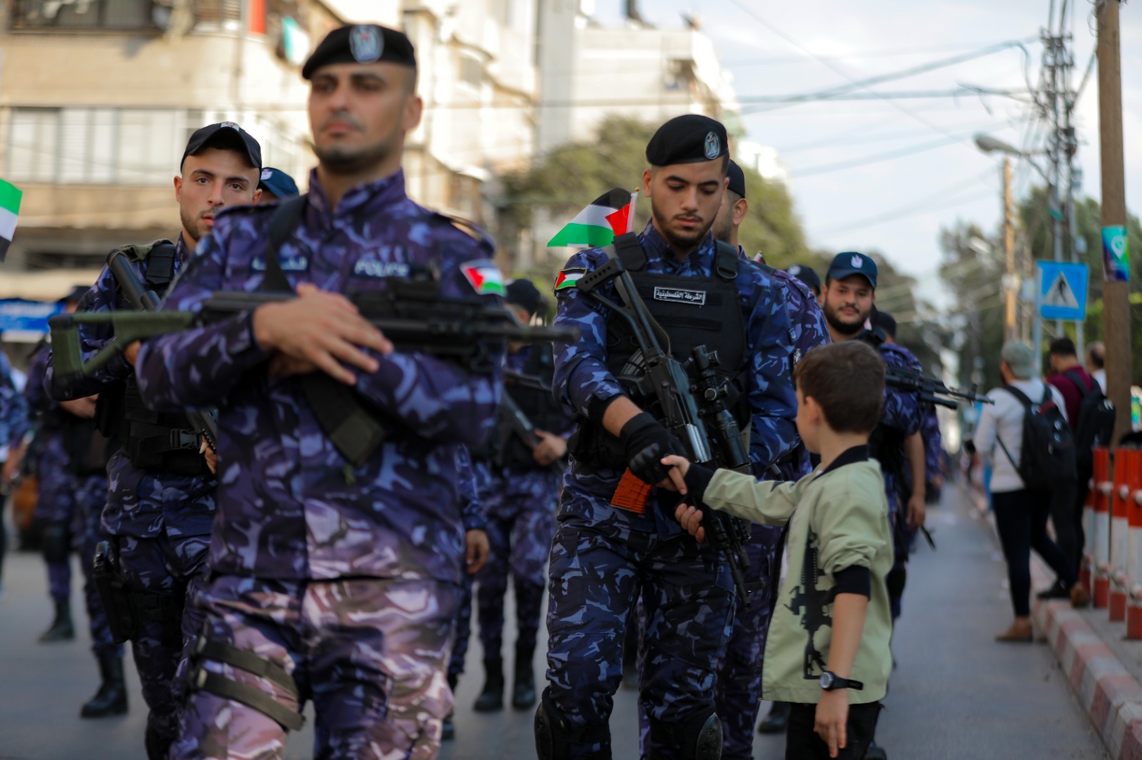 "الداخلية" تُنظم مسيراً عسكرياً تكريماً لشهداء الأجهزة الأمنية بالضفة