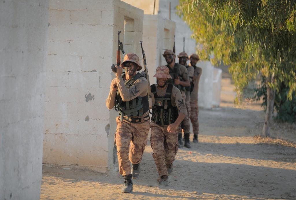 مناورة تدريبية لطلاب "دورة الصاعقة" بكلية الرباط 