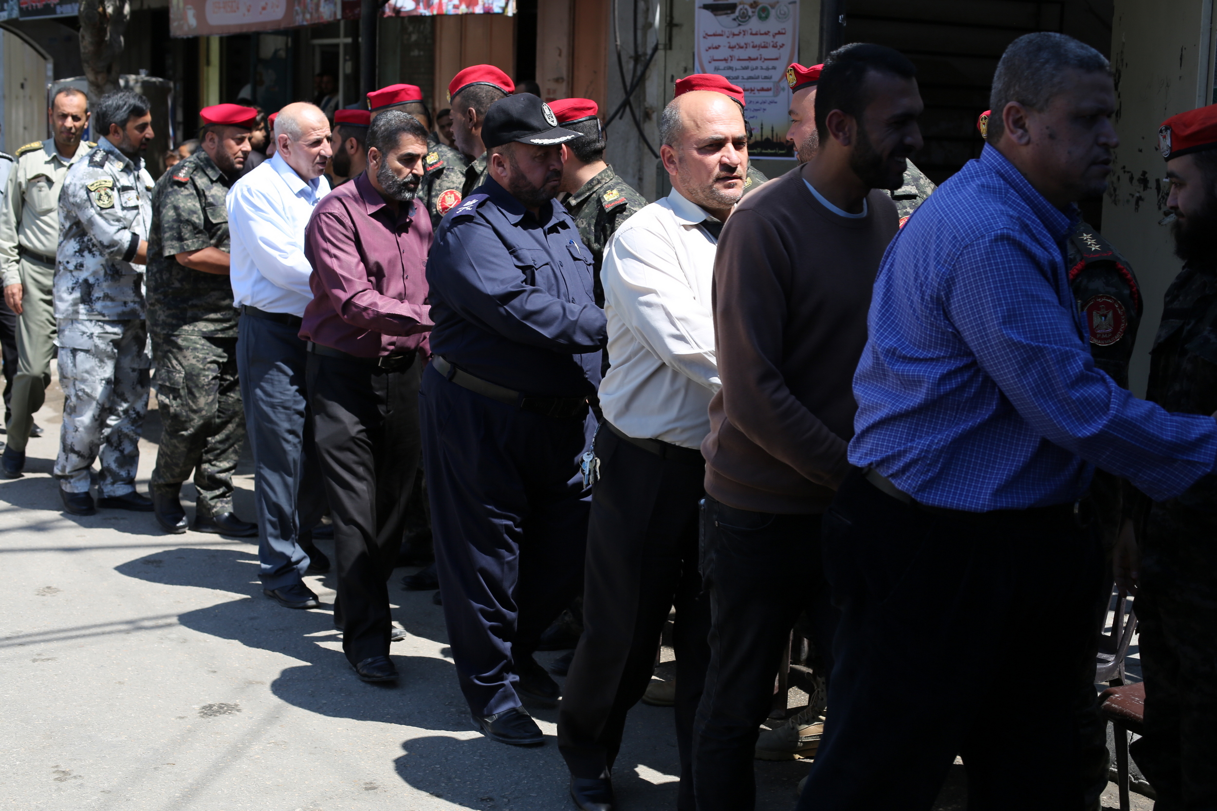 قيادة "الداخلية" تقدم واجب العزاء لذوي شهداء الوزارة في مسيرات العودة بذكرى النكبة