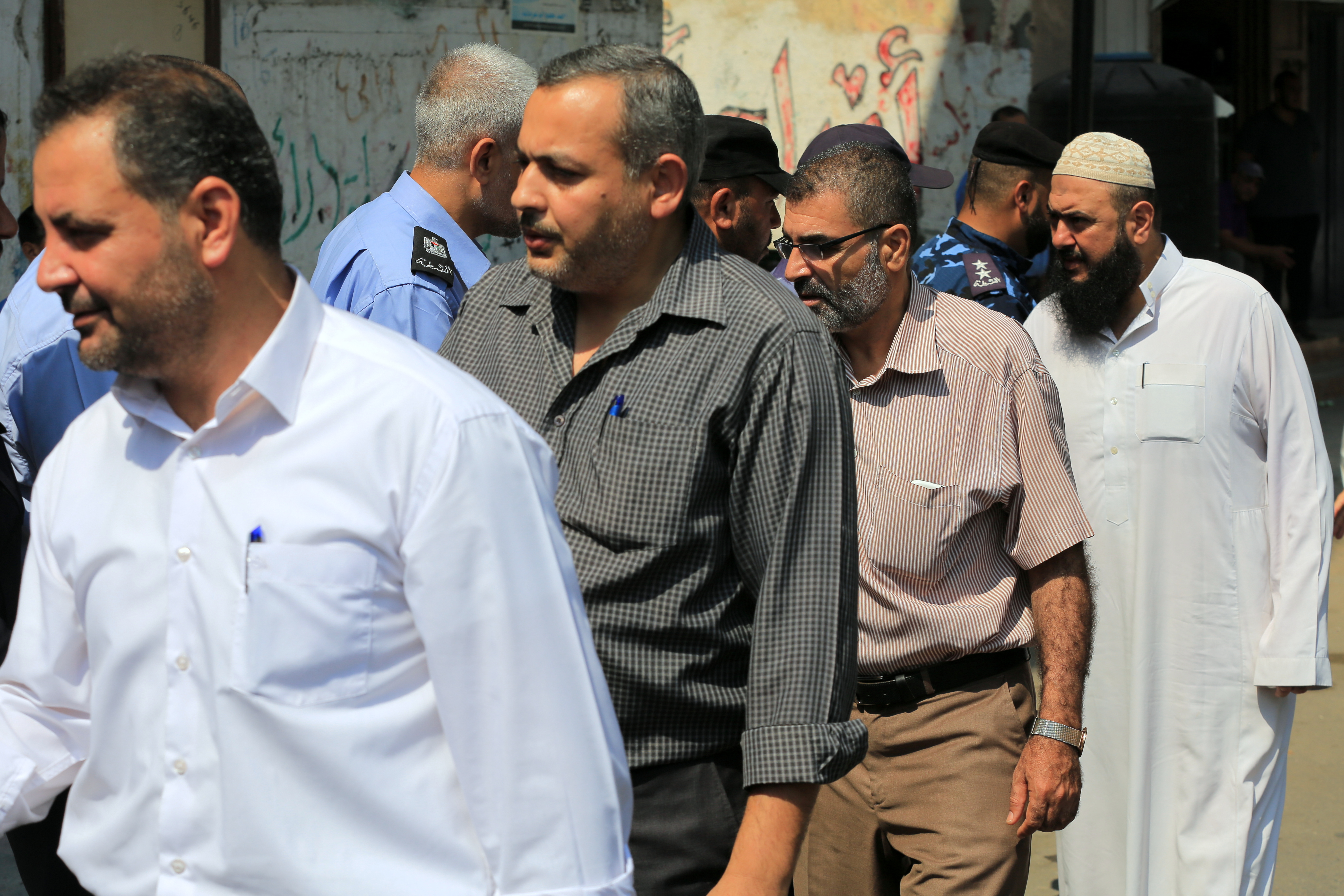 قيادة الداخلية تُقدم العزاء لذوي شهداء الواجب الثلاثة