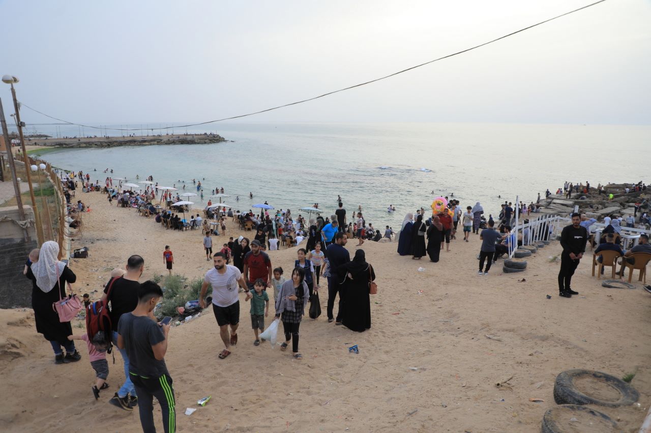 أجواء اصطياف المواطنين بغزة على شاطئ البحر وعمل أجهزة الداخلية في توفير الأجواء الملائمة