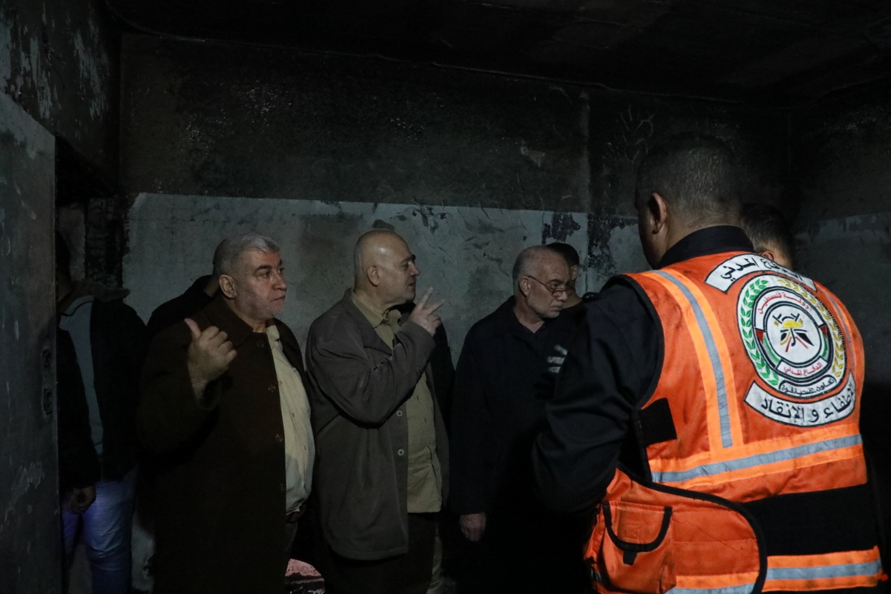 صور من تعامل أطقم الدفاع المدني والشرطة مع حريق البناية السكنية شمال غزة