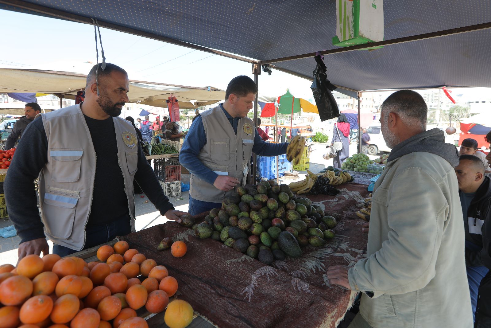 جانب من الجولات التفتيشية لمباحث التموين بالشرطة على الأسواق والمولات التجارية في قطاع غزة