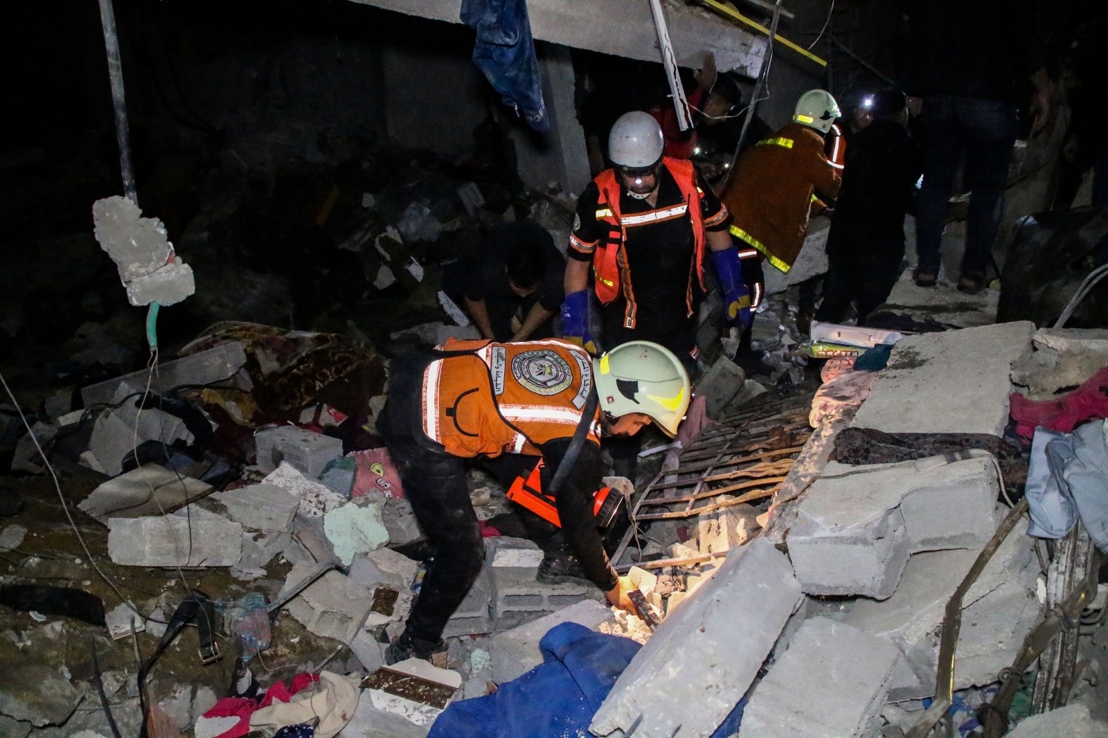 أطقم الدفاع المدني تتعامل مع آثار العدوان الإسرائيلي