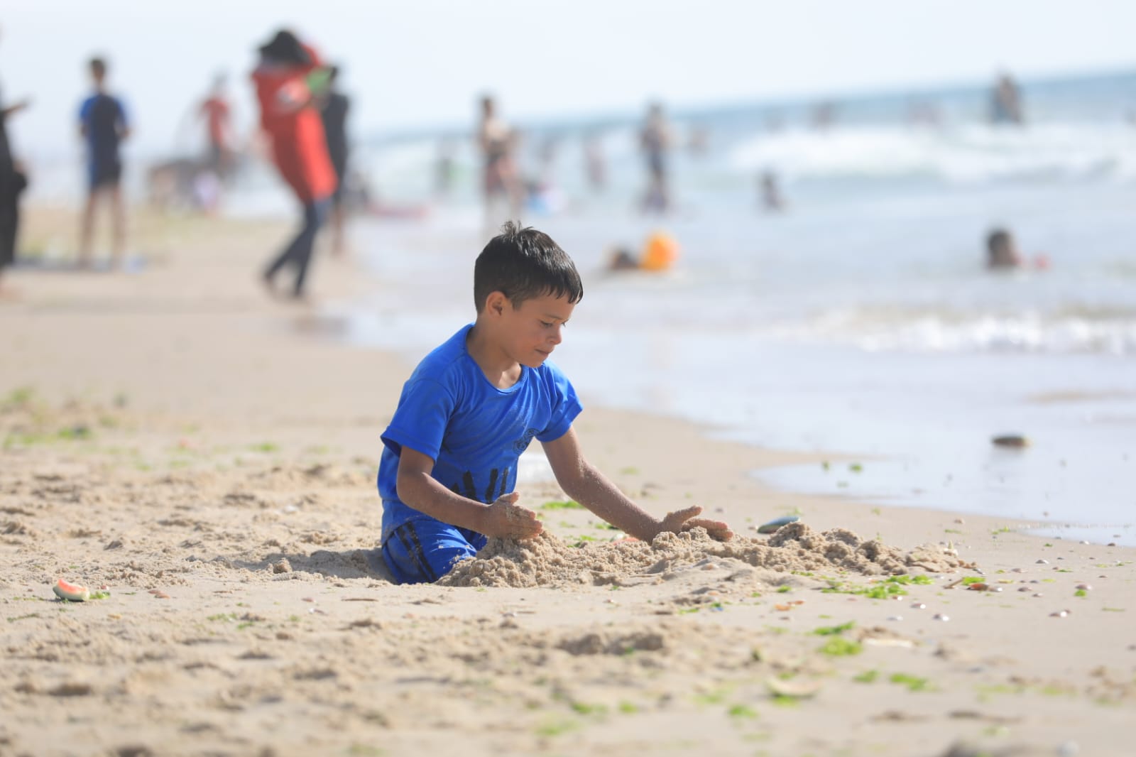 أجواء اصطياف المواطنين على شاطئ البحر وسط قطاع غزة