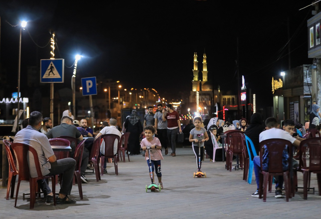 صور من استجمام المواطنين على شاطئ البحر خلال الإجازة الأسبوعية