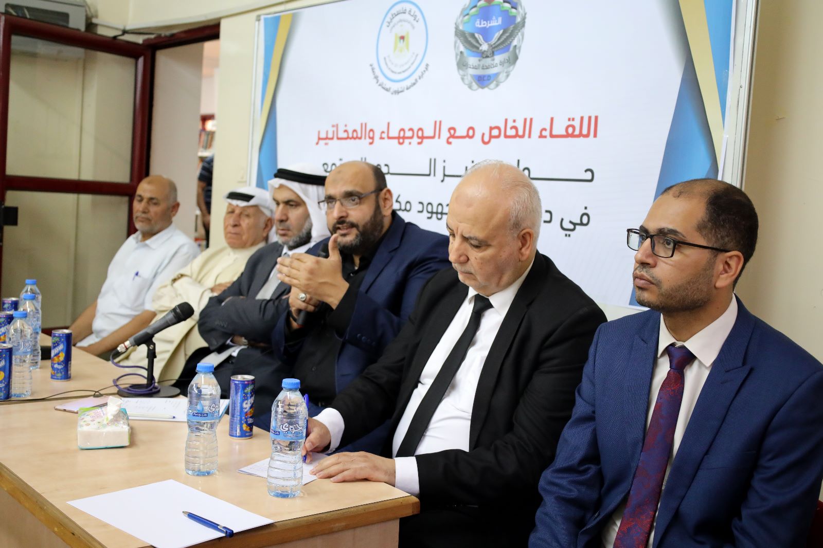 "شرطة المكافحة" و"العشائر" تنظمان لقاء مع الوجهاء والمخاتير حول سبل مكافحة آفة المخدرات