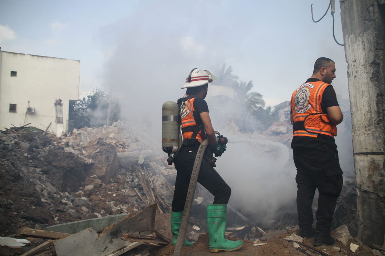 الدفاع المدني يُتابع آثار العدوان الإسرائيلي