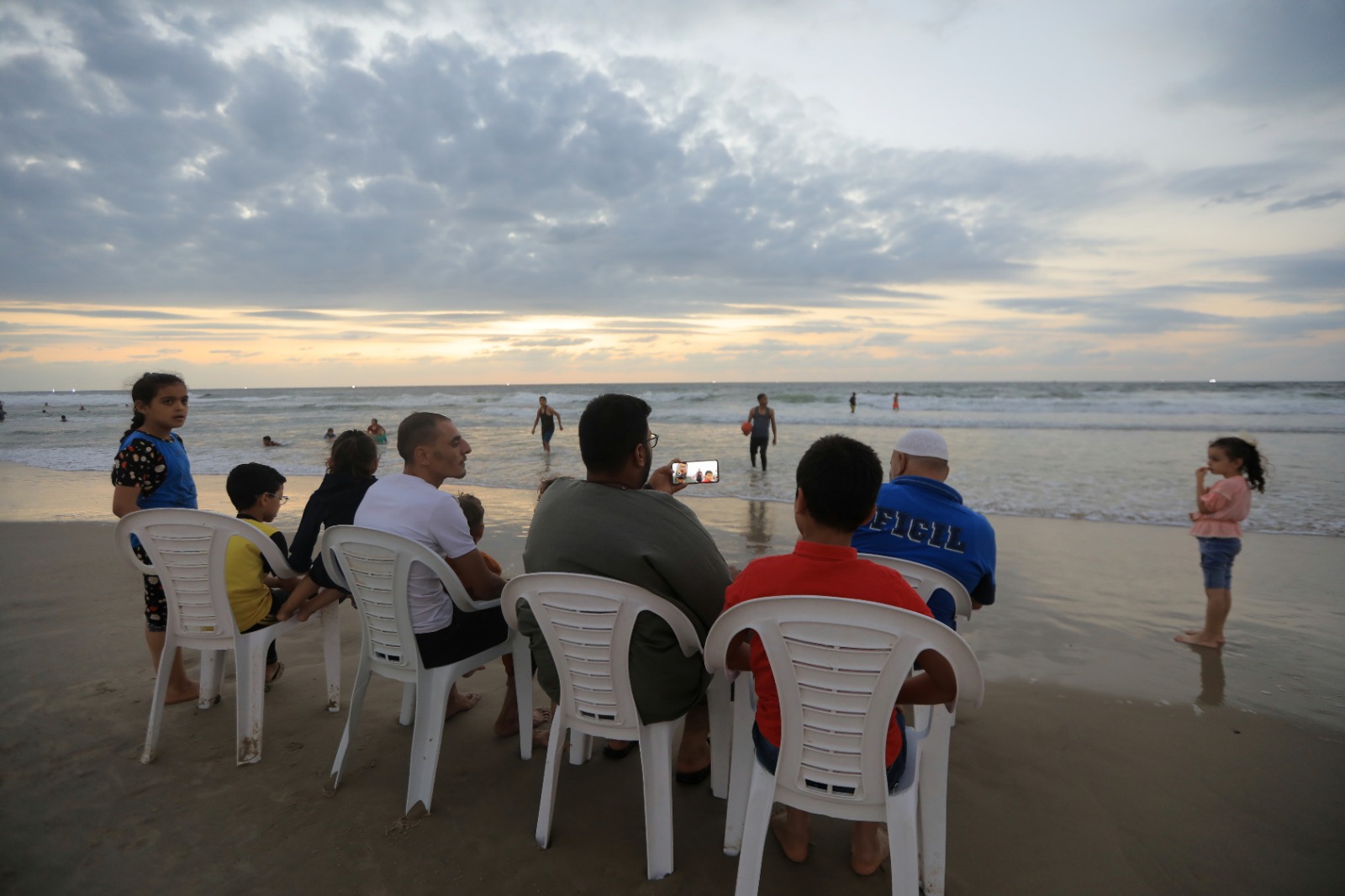 قضاء المواطنين في غزة الإجازة الأسبوعية على شاطئ البحـر