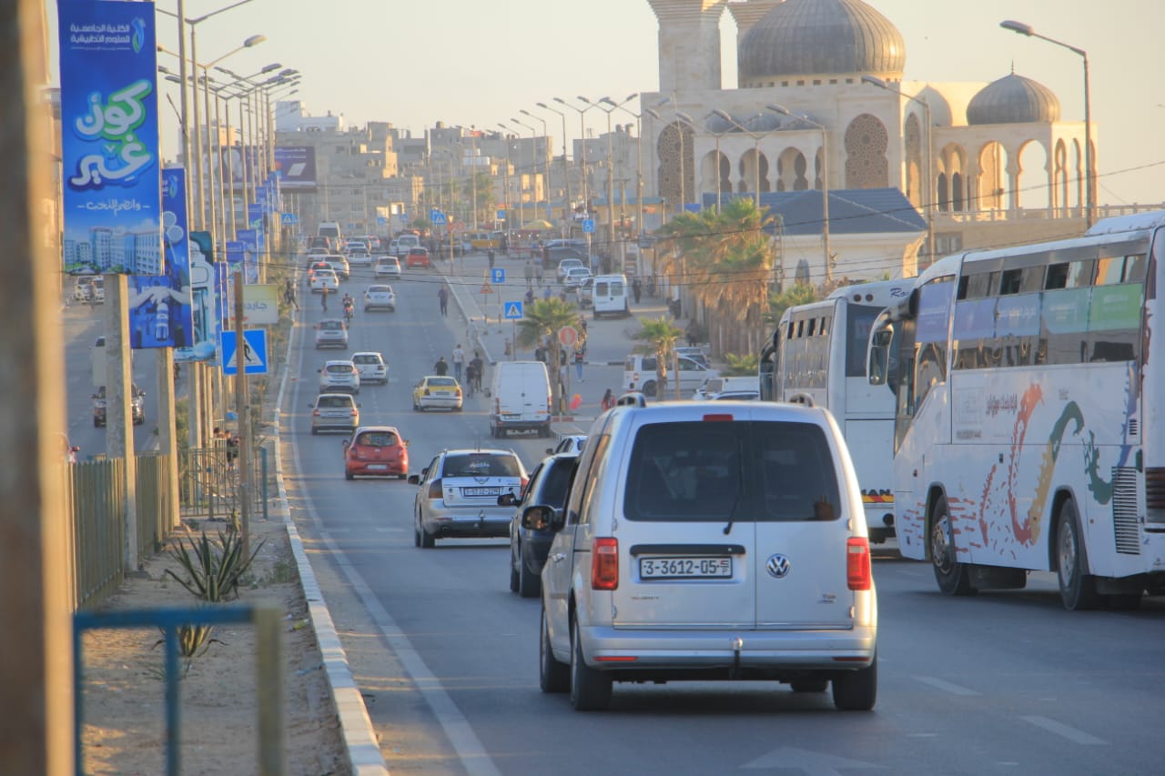 اصطياف المواطنين بغزة على شاطئ البحر وعدد من الأماكن الترفيهية خلال الإجازة الأسبوعية