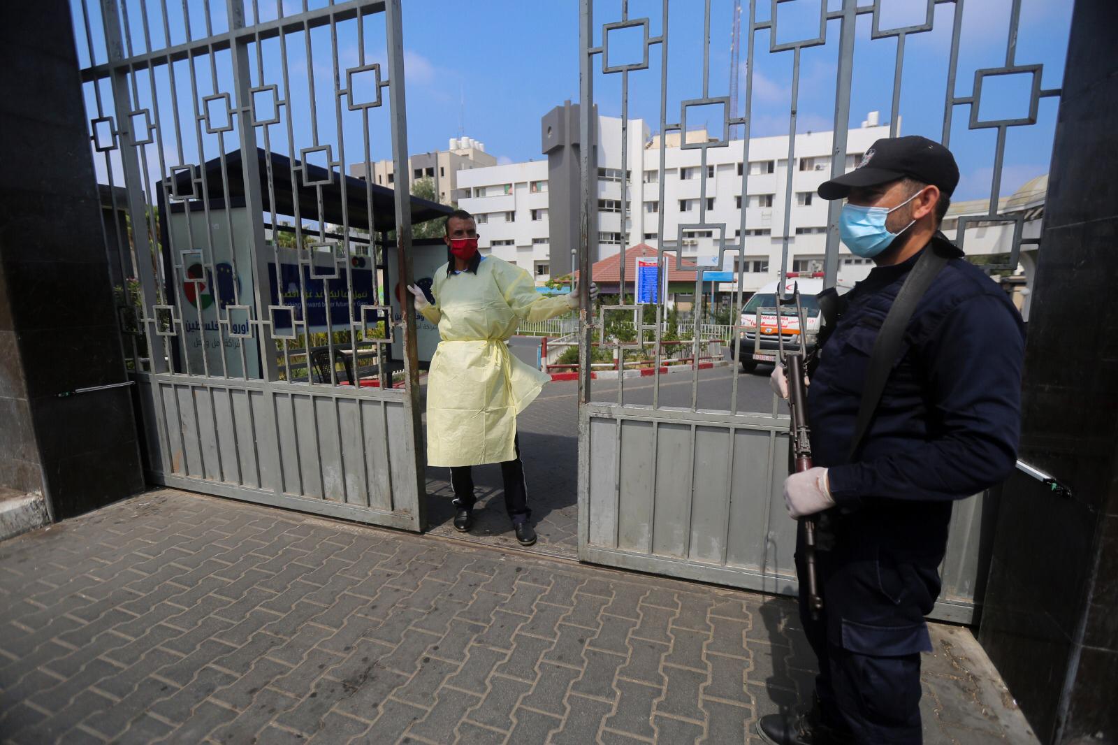 صور.. قطاع غزة يدخل يومه الثامن في حظر التجول لمواجهة فيروس "كورونا"